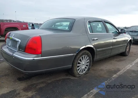 2004 Lincoln Town Car Ultimate z USA, uszkodzony, nr VIN 1LNHM83W64Y614687